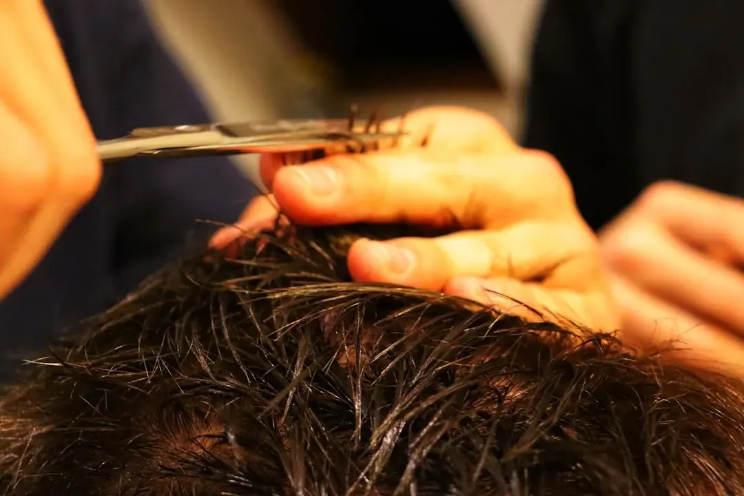Cheveux très fins : Lisser sans les abîmer, mission (plus) impossible ?